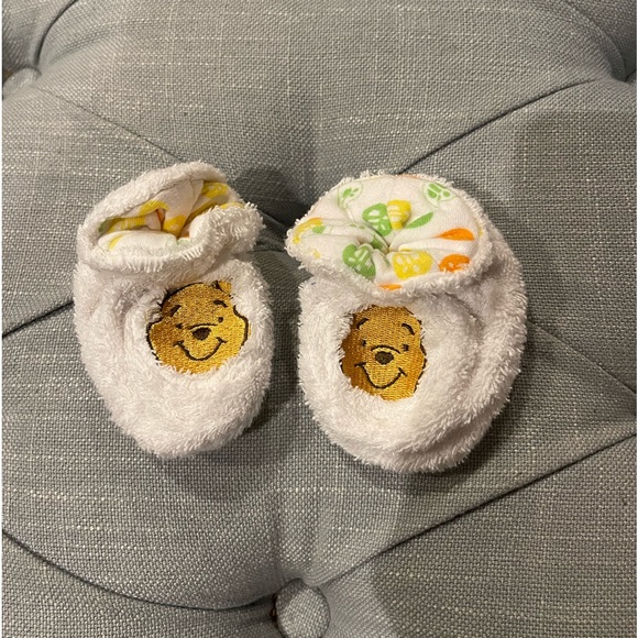 0-9 M Winnie the Pooh Terrycloth Bath Robe and Matching Booties - Picture 5 of 6